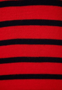 Röd och marinblå randig stickad tyg, med jämna horisontella band. Materialet verkar mjukt, med en ribbad textur och en konsekvent mönstring genom hela tyget.
