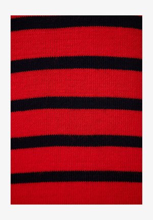 Țesătură tricotată cu dungi roșii și bleumarin, având benzi orizontale uniforme. Materialul pare moale, cu o textură ribbed și un model consistent pe tot parcursul.