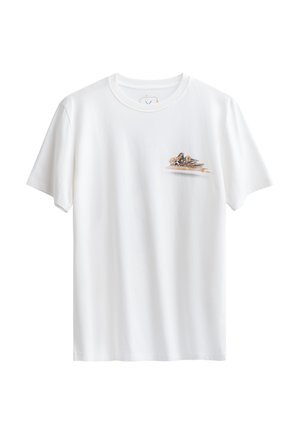 Witte katoenen t-shirt met een kleine grafische ontwerp in aardetinten dat een landschapsscene afbeeldt op de linkerkant van de borst.