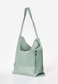 Lederen tote bag in zacht mintgroen met een casual ontwerp, voorzien van een ritsvak aan de zijkant en lange, platte schouderbanden.