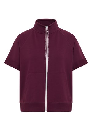 Kortere mouwen, bordeauxrode jas met rits, opstaande kraag en voorzakken, met aantrekkoorden met bedrukte tekst.