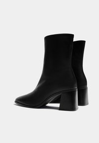 PULL&BEAR Botines de tacón - black