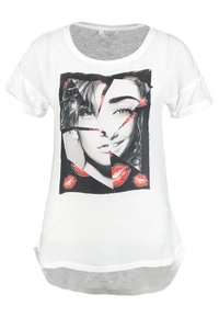 Camiseta blanca de manga corta con un estampado gráfico de un rostro fragmentado y un patrón de labios rojos. Tejido suave con un corte relajado y dobladillo curvado.