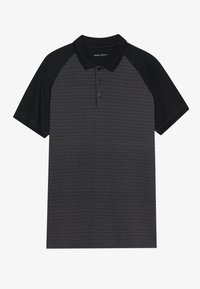 Polo noir avec un devant à motifs présentant un design en zigzag blanc. Tissu lisse avec des manches et un col noirs unis contrastants.