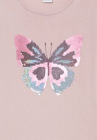 Helles rosa T-Shirt mit einem Schmetterlingsdesign aus Pailletten in verschiedenen Rosa-, Blau- und Schwarztönen, mit einer strukturierten Oberfläche.