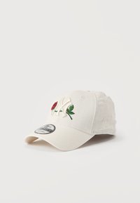 Λευκό καπέλο μπέιζμπολ από μαλακό ύφασμα, με κεντημένο το λογότυπο NY, κόκκινο τριαντάφυλλο και πράσινα φύλλα στο μπροστινό μέρος, κυρτή γείσο, ρυθμιζόμενο λουράκι.