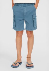 Blå cargoshorts i lätt material, med elastisk midja, två sidofickor och två cargofickor på sidan.