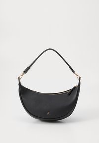 Bolsa de ombro em couro preto com forma curva, superf�ície texturizada, fecho dourado e uma alça curta. Apresenta um detalhe de logótipo minimalista.
