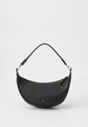 Sac à épaule en cuir noir avec une forme courbée, surface texturée, fermeture éclair dorée et une courte poignée. Présente un accent de logo minimaliste.