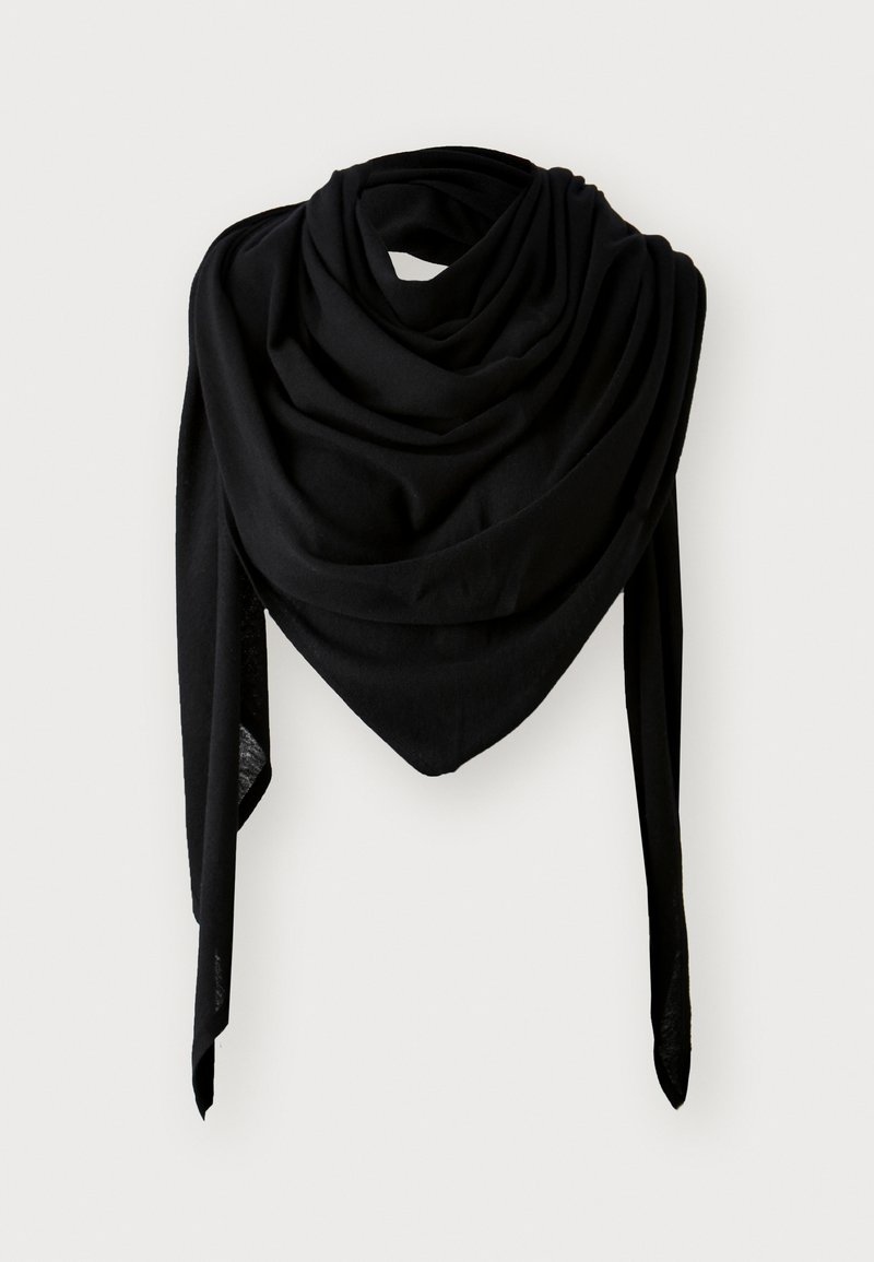 Must mustraipind, pehmeast mustast kangast sall, millel on volditud disain, kolmnurga kujuga ja pikendatud otstega, luues kihilise välimuse.