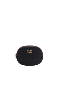 Bolsa de tela negra con el logo dorado "BIMBA Y LOLA", de forma redondeada, con cierre de cremallera y textura suave. Acentuada con un ribete de color púrpura oscuro.