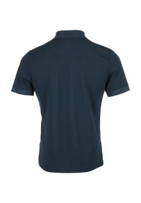 Camisa polo de color azul marino con mangas cortas y un cuello, que presenta una textura suave y un patrón liso sin adornos.