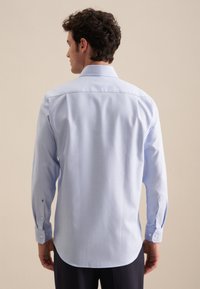 Camicia a quadri blu chiaro in cotone, con maniche lunghe, polsini a bottone, colletto a punta e orlo curvo.