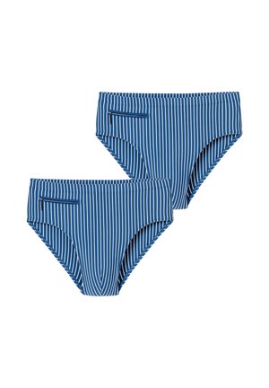 Deux slips de bain pour hommes bleus avec des rayures blanches verticales et de petites poches zippées sur le devant à gauche, isolés sur fond blanc.