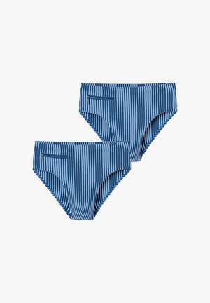 Dos bañadores tipo slip para hombre de color azul con rayas verticales blancas y pequeños bolsillos con cremallera en el lado izquierdo delantero, aislados sobre fondo blanco.