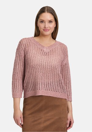 Pull en tricot rose avec un col en V, présentant un design ouvert et aérien et des manches trois-quarts. L'ourlet est côtelé pour ajouter de la texture.