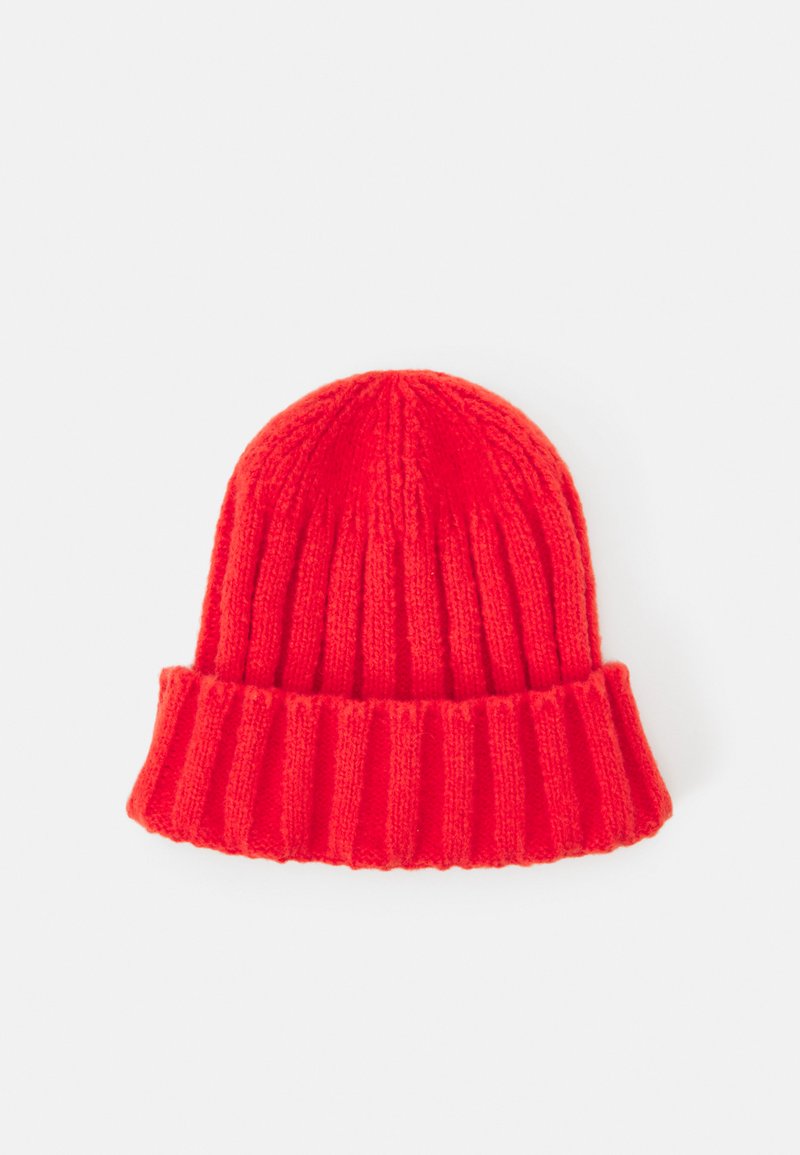 Gorro de malha vermelho com uma bainha dobrada em cordão, apresentando uma superfície texturizada e um design de coroa arredondada. Feito de material macio e quente.