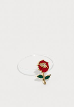 Pulsera en tono dorado con un diseño de rosa roja, acentuada con hojas verdes y rhinestones transparentes, sobre una banda flexible y transparente.