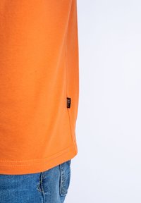 Petrol Industries Triko s potiskem - blazing orange