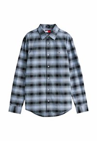 Camisa de cuadros en blanco y negro de manga larga con cuello abotonado, presenta un dobladillo curvado y un discreto parche con logo en el pecho.