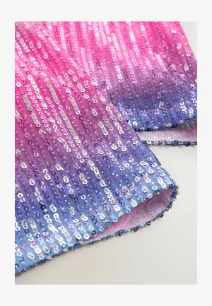 Tejido de lentejuelas con un degradado de rosa a púrpura, presentando lentejuelas redondas brillantes dispuestas verticalmente, con un material de respaldo suave.