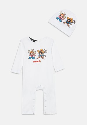 Body blanc pour bébé et bonnet assorti avec impression de cow-boys et cow-girl de dessin animé, les deux personnages portent des chapeaux et des bottes, texte « DSQUARED2 » en dessous.