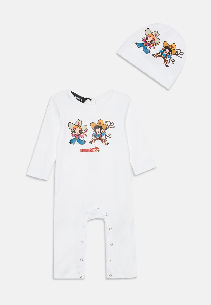 Body blanc pour bébé et bonnet assorti avec impression de cow-boys et cow-girl de dessin animé, les deux personnages portent des chapeaux et des bottes, texte « DSQUARED2 » en dessous.