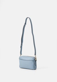 Borsa a tracolla in pelle blu con forma rettangolare, tracolla regolabile e tasca con zip. Texture liscia e accenti hardware minimalisti.