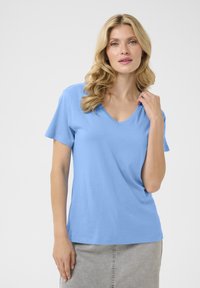 Vaaleansininen puuvillainen t-paita lyhyillä hihoilla ja V-pääntiellä, jossa on sileä pinta ja rento istuvuus.