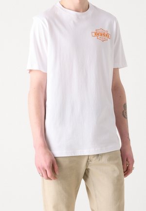 Witte katoenen t-shirt met een klein oranje Diesel-logo op de borst. Het ontwerp heeft een klassiek ronde hals en korte mouwen.