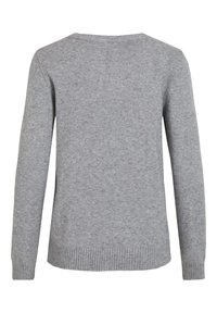 Pull gris à manches longues, col rond, avec ourlet et poignets côtelés. Texture lisse, tissu de poids moyen, design simple sans motifs.