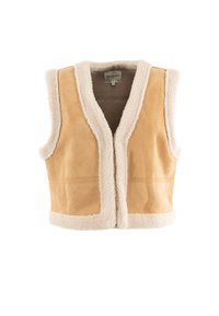 Gilet en suède tan avec des bordures et des finitions en fausse fourrure crème. Conception sans manches avec un col châle et un devant ouvert. Texture douce, sans fermetures visibles.