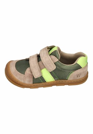 Kindersneaker mit grünem Mesh, beigen Wildleder-Overlays, neongrünen Streifen, zwei beigen Klettverschlüssen und einer braunen Gummisohle.
