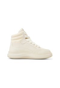 Sneaker alte in morbida pelle crema con colletto imbottito, pannelli laterali testurizzati e lacci piatti. Suola in gomma spessa con battistrada a motivo.