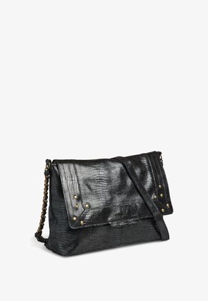 Sac à bandoulière en cuir noir texturé avec fermeture à rabat, clous dorés et détail de sangle à maillons en chaîne sur fond blanc.