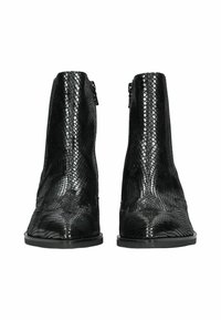 Bottines noires avec un motif texturé en serpent, une finition lisse et brillante, et une fermeture éclair sur le côté pour un enfilage facile.