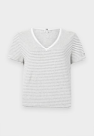 Witte T-shirt met korte mouwen en V-hals, voorzien van dunne zwarte horizontale strepen over de stof.