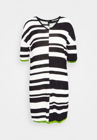 Schwarz-weißer gestreifter Kleid mit V-Ausschnitt, kurzen Ärmeln und grünen Akzenten an den Bündchen, aus einem leichten, strukturierten Stoff.