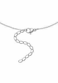 Silberne Kettenhalskette mit ovalem Glieddesign und einem Verschluss in Herzform, der die elegante Metalltextur betont.