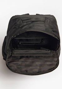 Zaino nero con un'esterno testurizzato. L'interno aperto rivela una fodera con logo, una tasca con zip e scomparti per l'organizzazione.