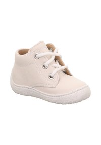 Weiße Lederstiefelette mit Schnürdesign, silbernen Ösen und strukturiertem Gummisohle. Abgerundete Spitze und glatte Oberfläche.