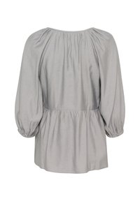 Hallhääbega hall topp, millel on kogutud kaelus ja vöökoht. Valmistatud pehmest kangast, millel on mugav lõige ja sile tekstuur.