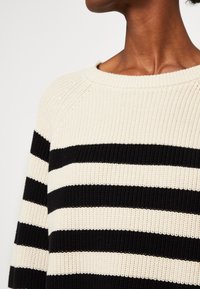 Zign Stickad tröja - off-white