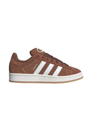 Brązowy zamszowy sneaker Adidas Campus z białymi paskami, brązowymi sznurowadłami i białą podeszwą z gumową spodem, widok z boku.