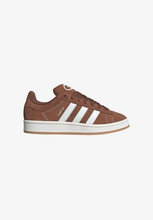 Baskets Adidas Campus en daim marron avec des bandes blanches, des lacets marron et une semelle blanche avec une semelle extérieure en gomme, vue de côté.