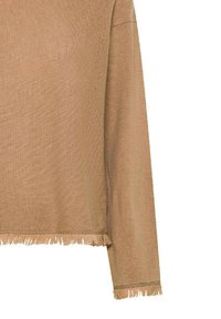 Maglione marrone cammello a maniche lunghe con bordi frangiati sulle maniche e sull'orlo, realizzato in tessuto a maglia.