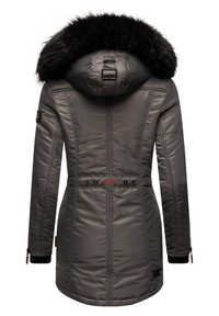 Grijze geïsoleerde parka met een gevoerde capuchon van nepbont, verstelbare taille en ritszakken. Kenmerkt zich door een gladde afwerking en subtiele merkaccenten.
