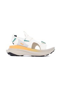 Sandalo bianco con cinturini regolabili, materiale superiore texturizzato, una soletta arancione e beige, e suola in gomma nera per una migliore aderenza.