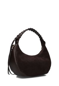 Sac à bandoulière en forme de croissant en daim et cuir marron foncé, avec une anse tressée et un détail de frange sur le côté.