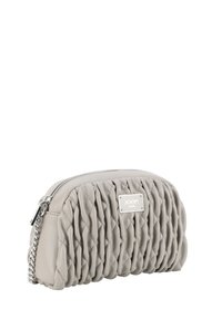Pochette in similpelle grigia con texture trapuntata, hardware argentato e piastra con logo. Dispone di chiusura con zip e accentatura in catena sul lato.